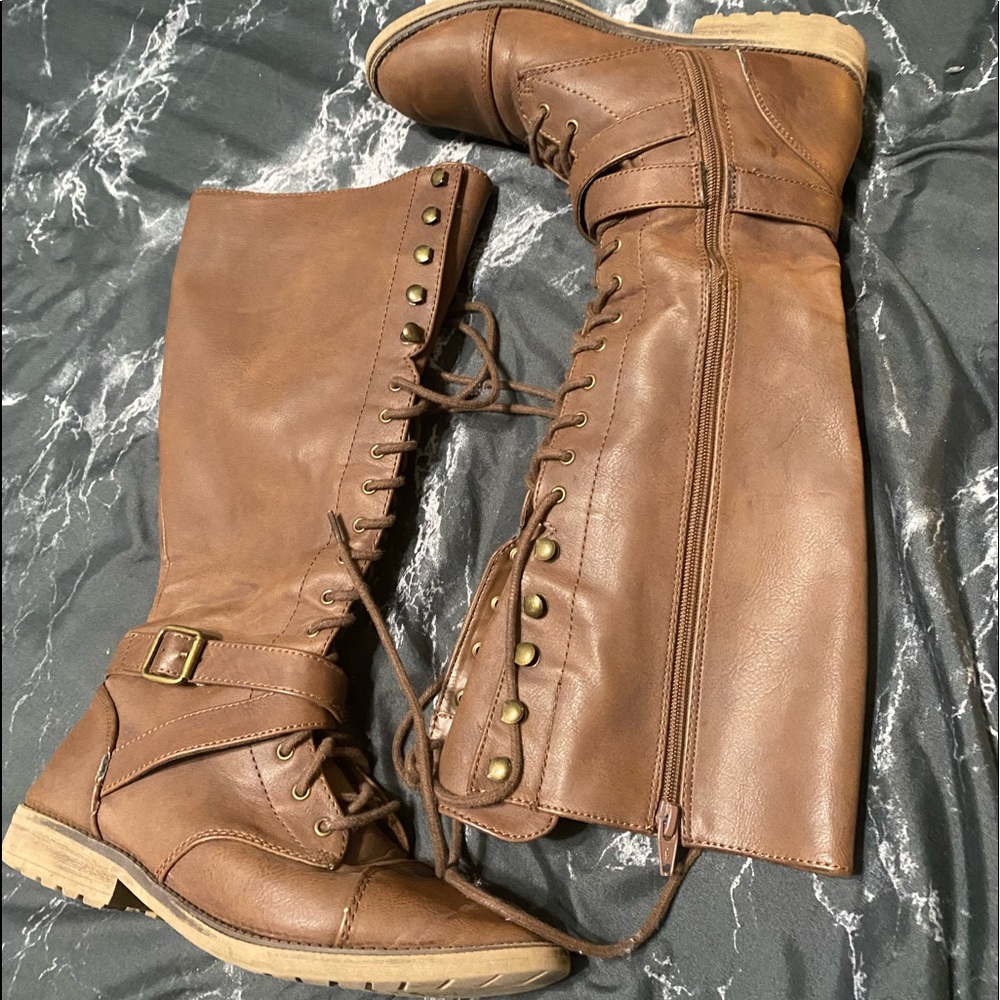 Cute brown boots!